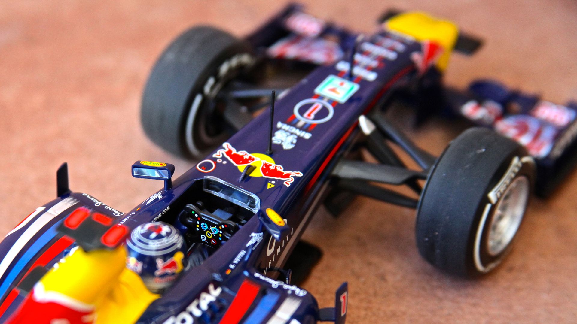 Minichamps 1/18 red bull RB7 Sebastian vettel 2011 world